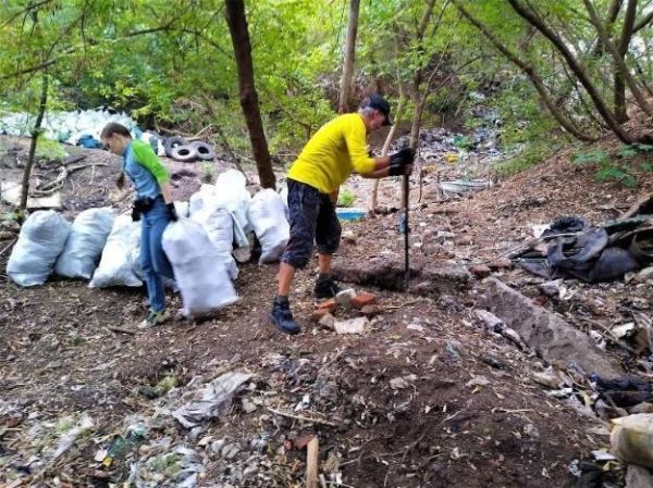 2,5 тонны мусора вывезли из оврага в Харькове (фото)