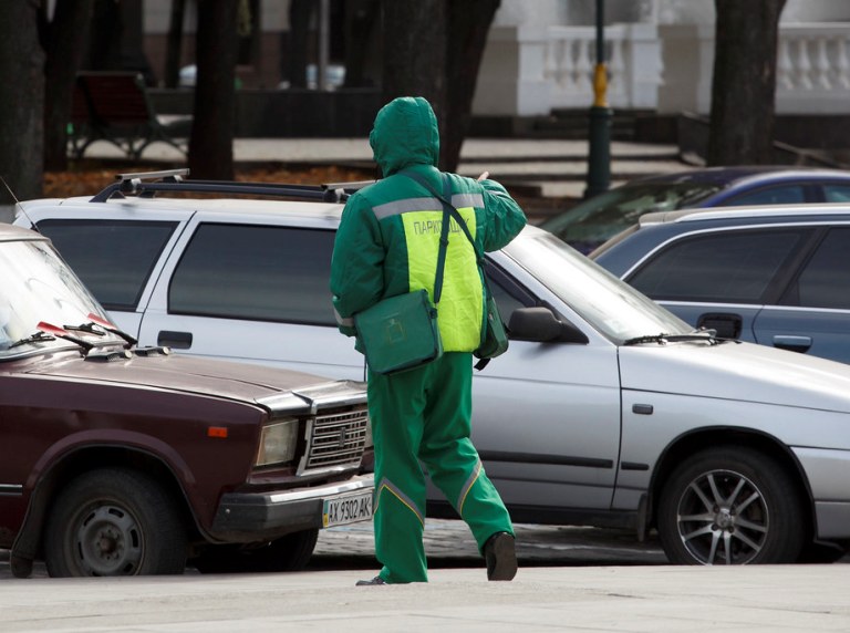 Инспекторы по парковке снова будут работать на улицах Харькова