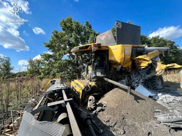 Комбайн підірвався на міні в Харківській області (фото)