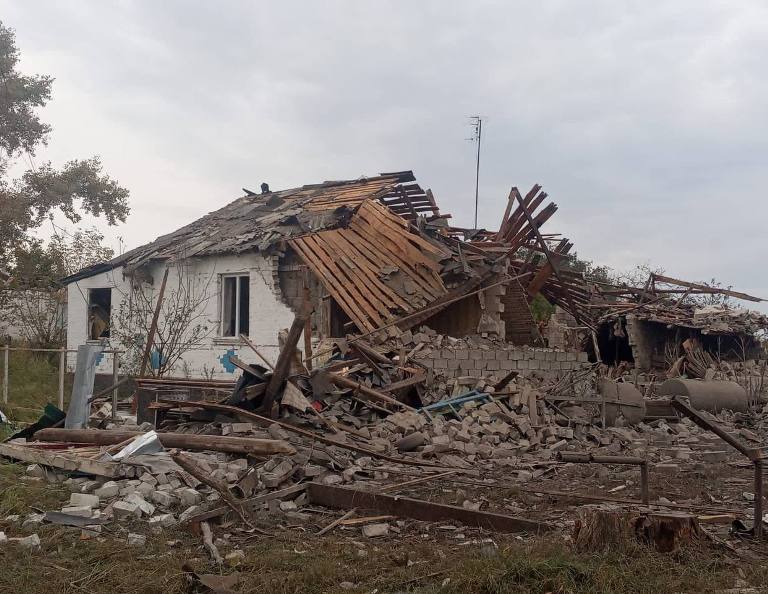РФ сбросила авиабомбу на дома в Харьковской области (фото)