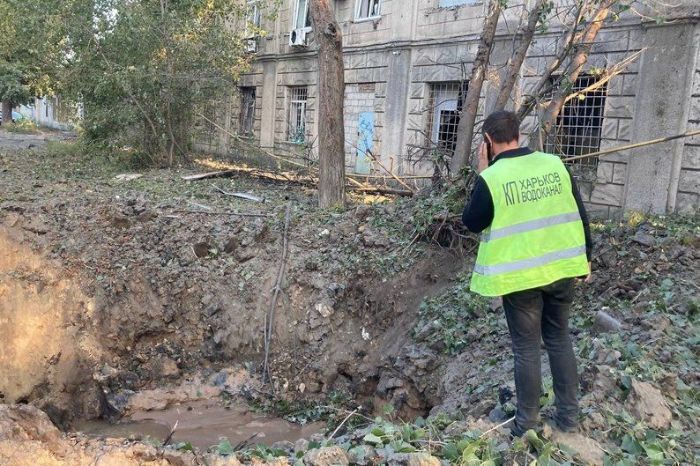 Российские ракеты разбили в Харькове водопровод (фото с места прилета)