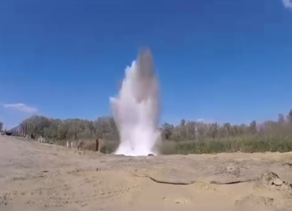 Взрыв под водой: в Харьковской области подорвали российский боеприпас (видео)