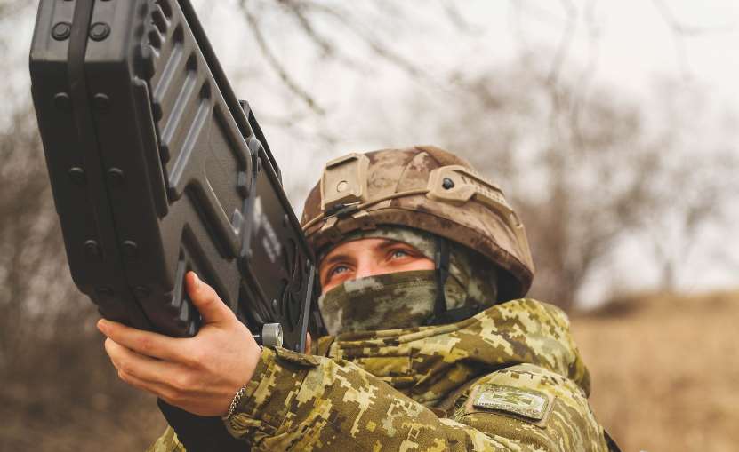 Харьковские пограничники обезвредили дрон со взрывчаткой с помощью антидронового ружья