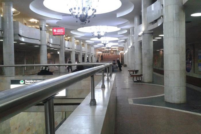 У метро чоловік стрибнув просто під поїзд (відео)