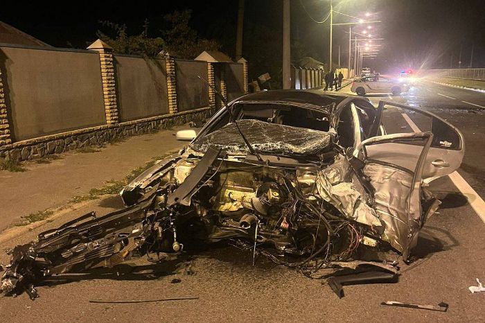 Авария на Гагарина: машина влетела в столб, водитель погиб (фото)