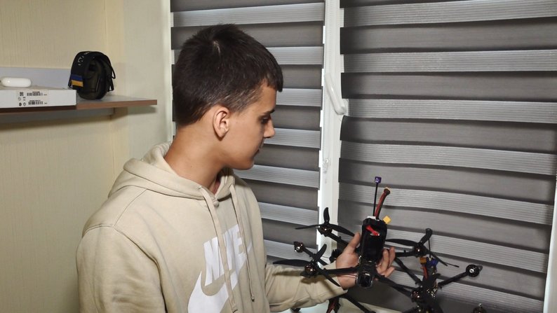 Подросток из Харькова по урокам с Youtube собирает дроны для ВСУ (видео)