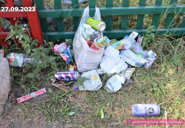 Детскую площадку в пригороде Харькова превратили в свалку