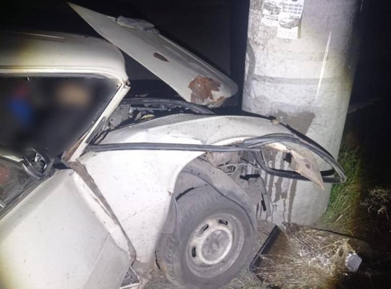 Пьяный водитель влетел в столб: пассажир погиб (фото)