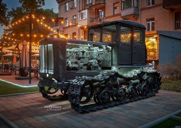 В Харькове установили макет легендарного трактора