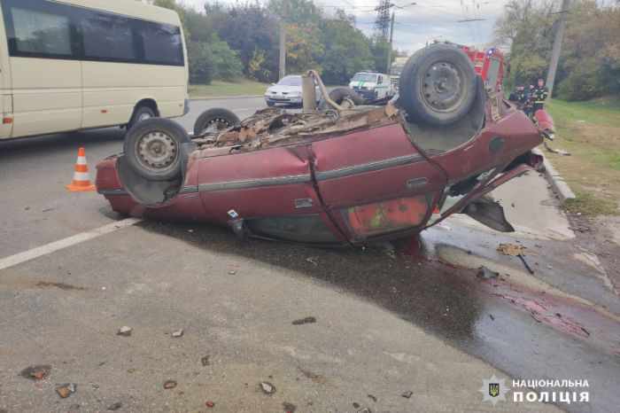 Тройное ДТП в Харькове: машина перевернулась на крышу, водитель погиб (фото)