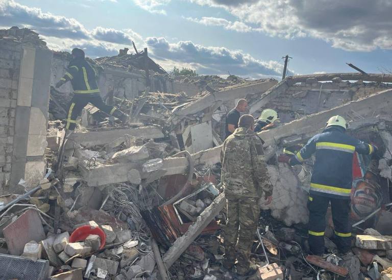 РФ ударила по магазину в Купянском районе: погибли 49 человек (фото 18+)