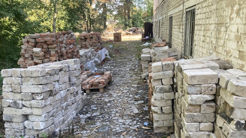 В пригороде Харькова люди на руинах домов собирают стройматериалы