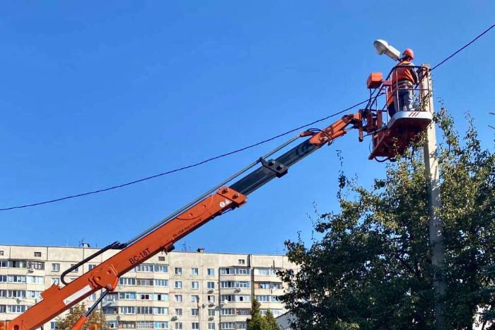 На Горизонте и Северной Салтовке включили фонари