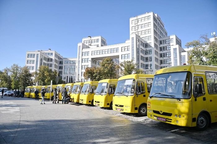 12 школьных автобусов получила Харьковская область (фото, видео)