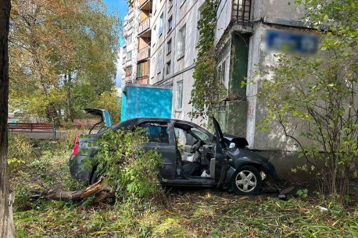 Водій загинув, врізавшись у житловий будинок на Ювілейному (фото)