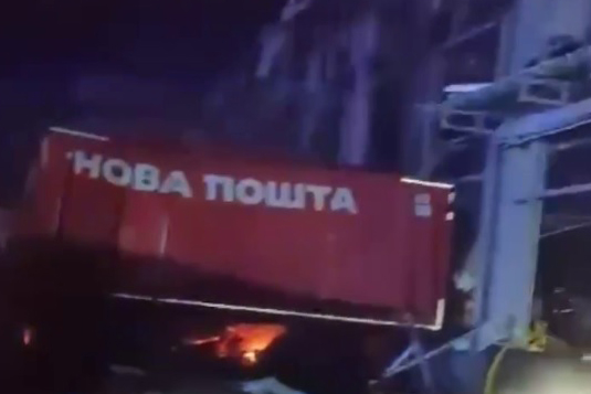 РФ вдарила ракетою по терміналу "Нової пошти" в передмісті Харкова (відео)