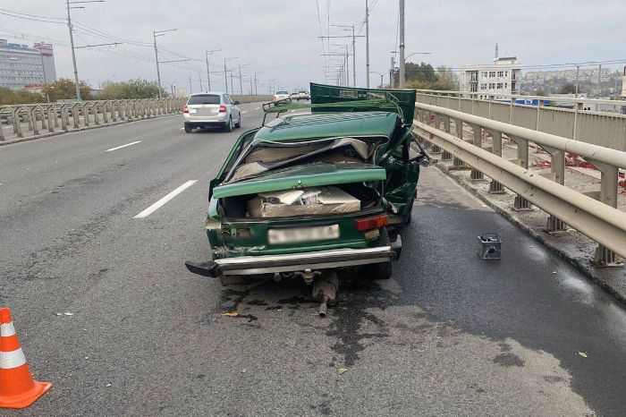 ДТП у Харкові: ВАЗ розтрощений, двоє постраждалих (фото)