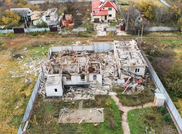 Элитное село под Харьковом разрушено обстрелами: фото с высоты птичьего полета