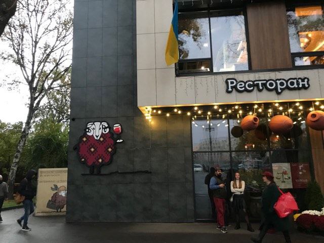 Демонтировали русскоязычную вывеску известного ресторана в центре Харькова