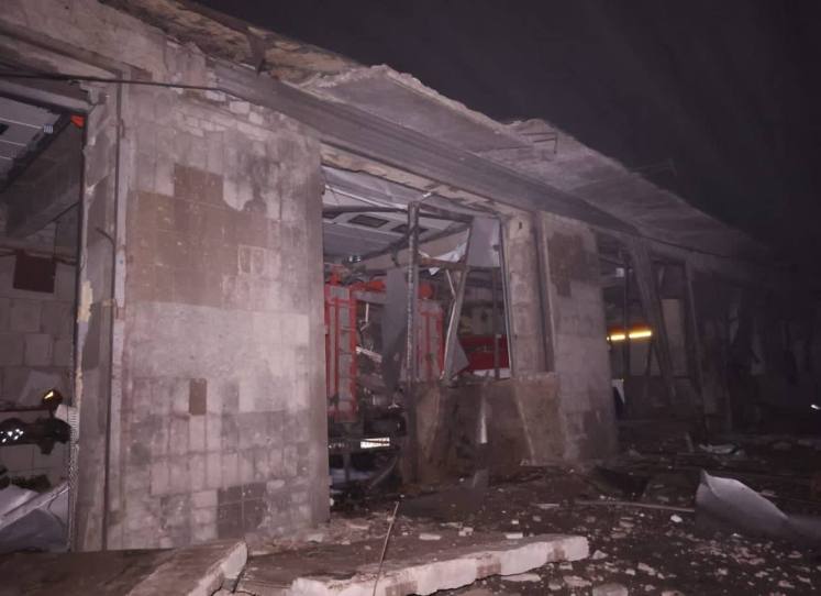 РФ ударила ракетой по пожарной части в Изюме: 8 спасателей ранены (фото, видео)