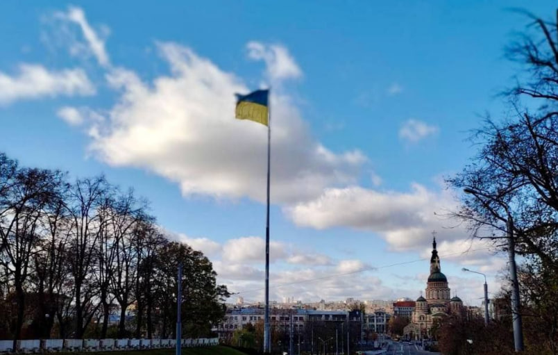 Флаг Украины на гигантском флагштоке в Харькове заменили после урагана