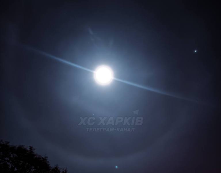 В небе над Харьковом заметили необычное атмосферное явление (фото)