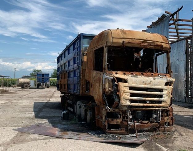 Техніка згоріла, поля заміновані: як виживає підприємство Харківської області після окупації