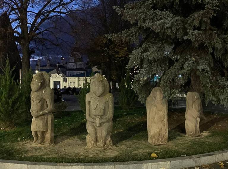 Вандалы повредили древние скульптуры в центре Харькова