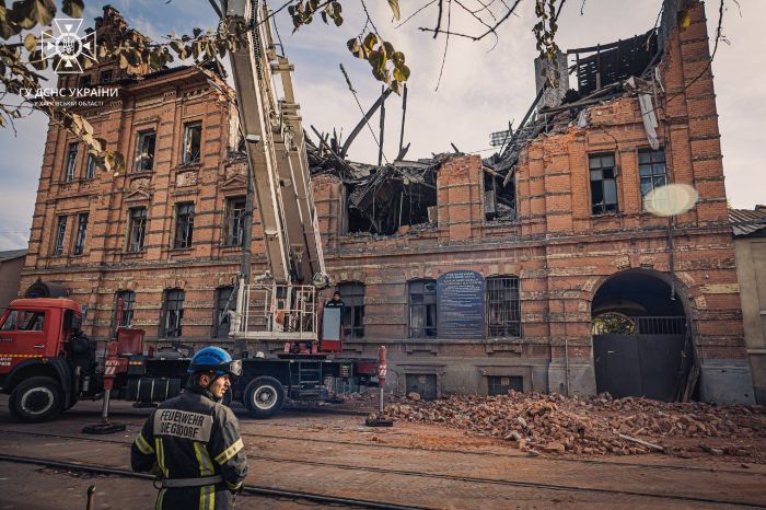 Стіну будівлі, по якій вночі вдарили "Шахеди", обвалили (фото, відео)