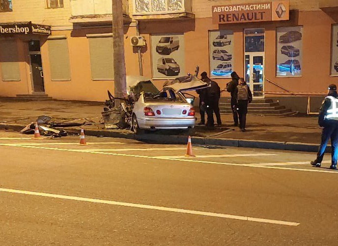 В Харькове Lexus влетел в столб: машина всмятку, два человека в больнице (фото)