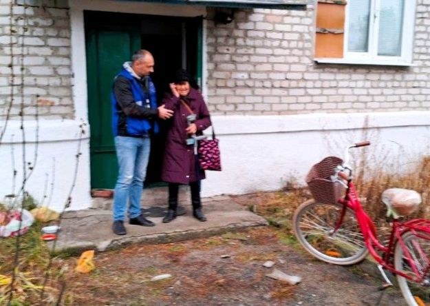 Из приграничного города Харьковской области вывезли женщину, которая осталась одна в многоквартирном доме