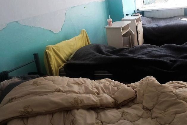 "Как в тюрьме": пациенты интерната, эвакуированного из Харьковской области, жалуются на нечеловеческие условия