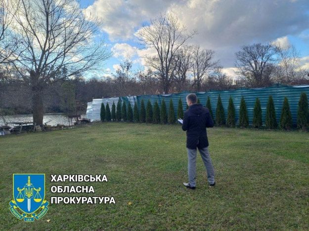 Семейная пара в Харькове перекрыла доступ к берегу реки