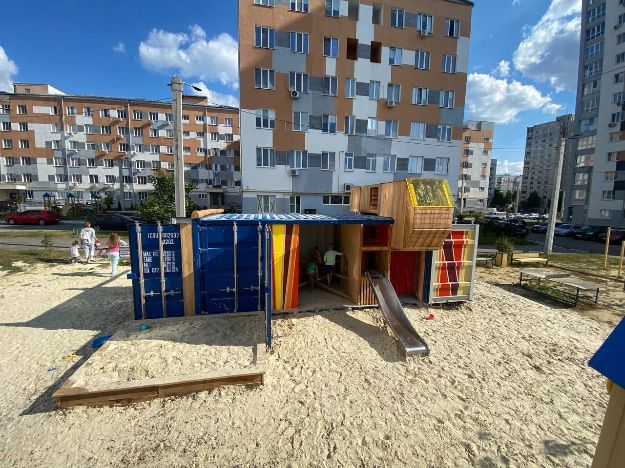 Детская площадка из морского контейнера появилась в Харькове (фото)