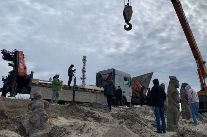 Стародавніх половецьких баб вивезли з міста в Харківській області