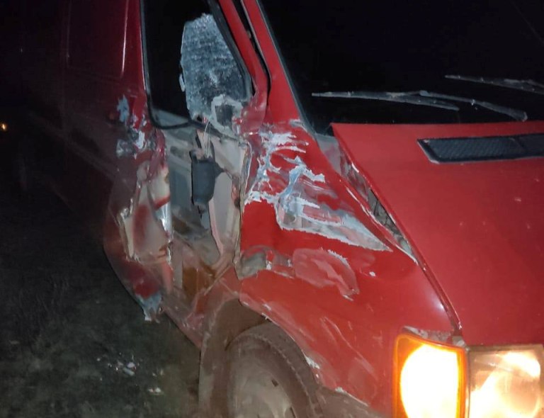 Мікроавтобус у Харківській області влетів у припарковане авто, під яким була людина (фото)