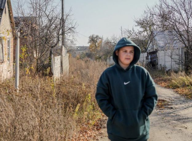 В селе Харьковской области остался один ребенок: он занимается пчеловодством