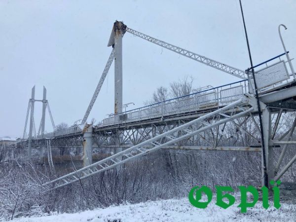 В Изюме рухнула опора пешеходного моста (фото)