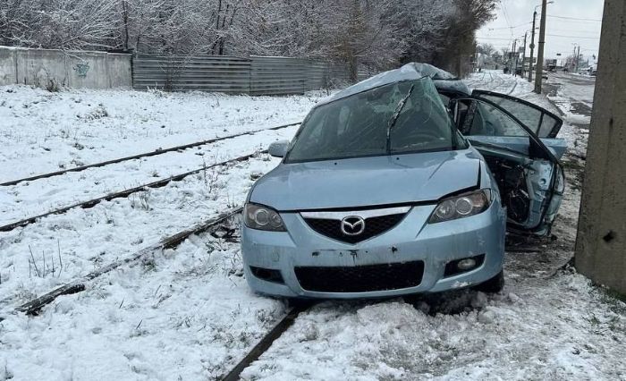 В Харькове Mazda вылетела с дороги, машина - всмятку (фото, видео)