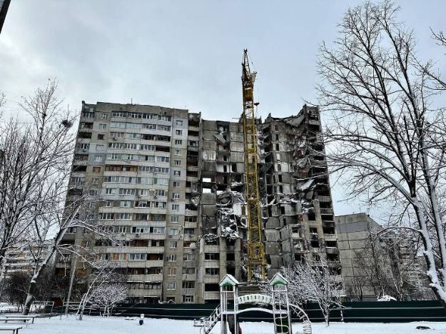 Знесення найпостраждалішого будинку в Харкові: частина будівлі висіла в повітрі