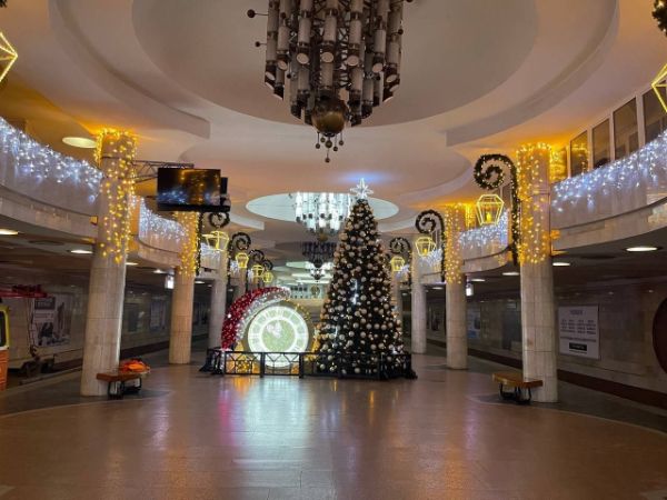 Новый год под землей: на станции харьковского метро появились елка и декорации (фото)