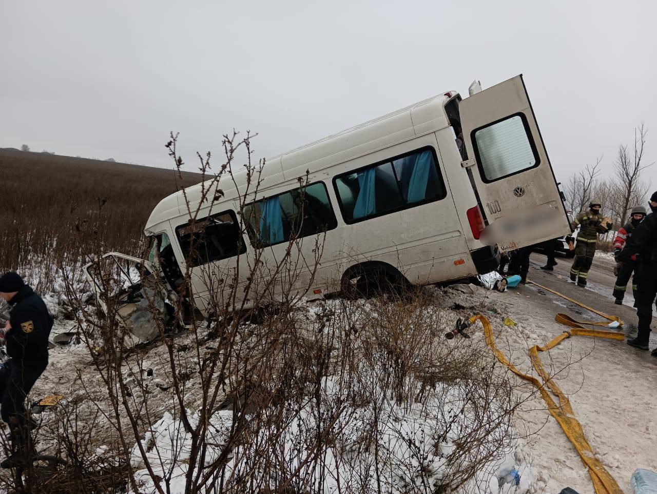 В Харьковской области в кювет слетел микроавтобус с людьми: есть погибший, много пострадавших (фото)