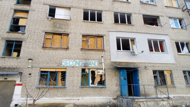 РФ сбросила авиабомбу во дворы многоэтажек в Харьковской области