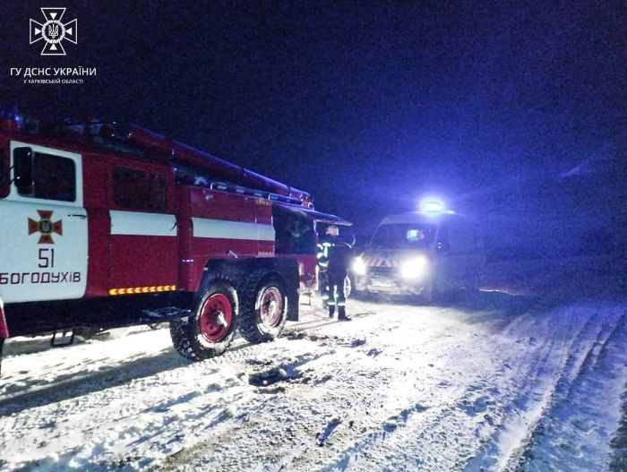 Скорая застряла в сугробе в Харьковской области (фото)