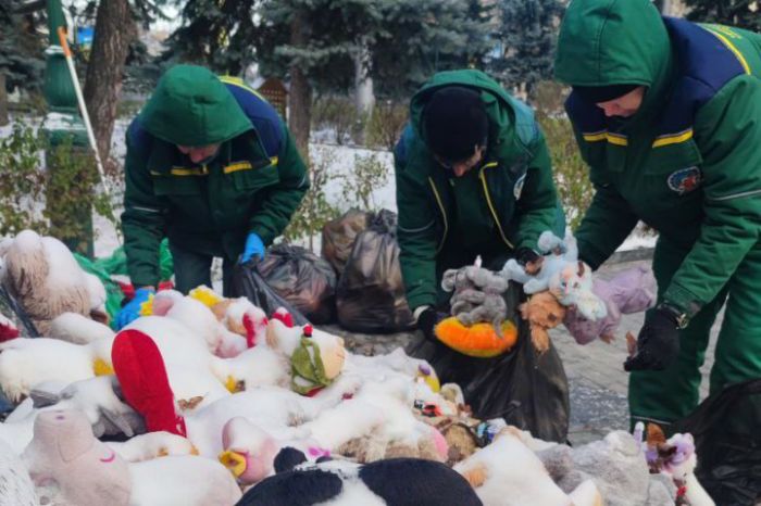 Іграшки прибрали від пам'ятника загиблим дітям (фото)