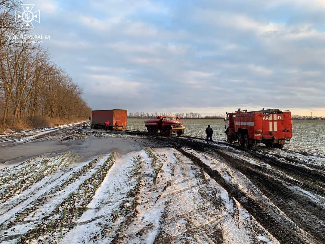 Фура з гуманітаркою застрягла в багнюці в Харківській області (фото)