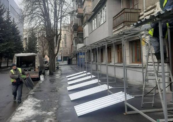 В центре Харькова появились специальные конструкции для защиты пешеходов от сосулек (фото)