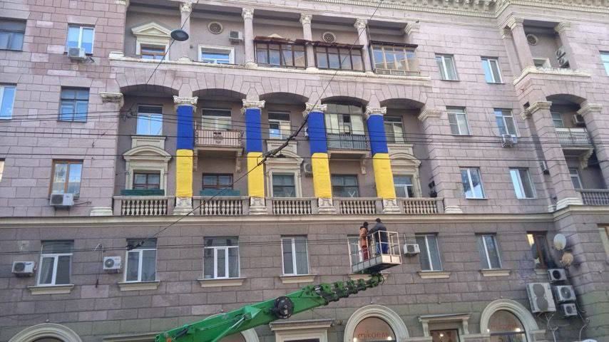 Советские символы в центре Харькова закрыли желто-синей тканью (фото)