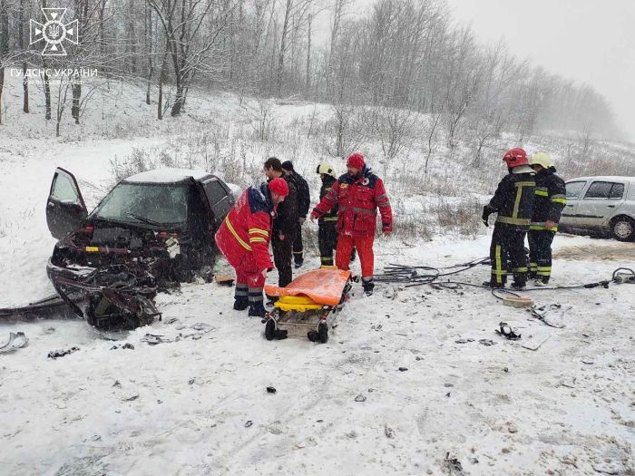 Біля екопарку - серйозна аварія, постраждалого вирізали з машини