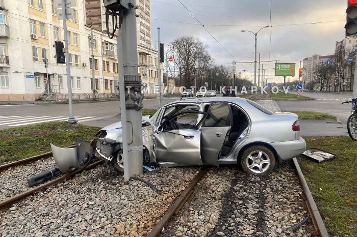 У Харкові машина влетіла в стовп (фото)